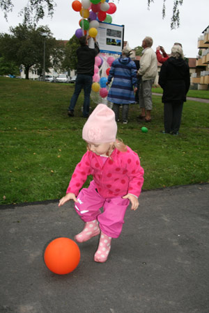 Evelina jagade förtjust alla de färgglada ballongerna som släpptes när parken förklarats invigd.