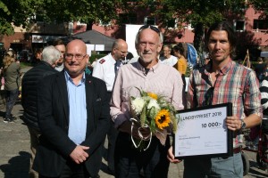 Stadsdelsnämndens ordförande Håkan Hallengren delade ut årets Lundbypris till Aftonstjärnans kulturförening som representerades av Bertil Nolander och Erik Jagre.