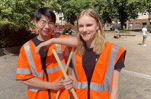 Kevin Shen och Filippa Reimegård ska tillsammans med feriearbetare hålla rent och snyggt i utemiljön i Kville hela sommaren.
