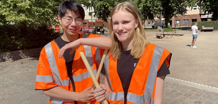 Kevin Shen och Filippa Reimegård ska tillsammans med feriearbetare hålla rent och snyggt i utemiljön i Kville hela sommaren.